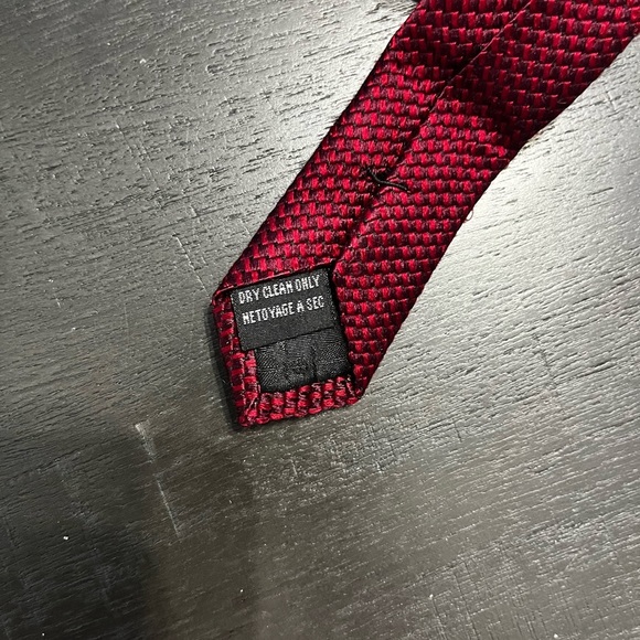 Red Men's Classic Tie 100% silk - Picture 3 of 3